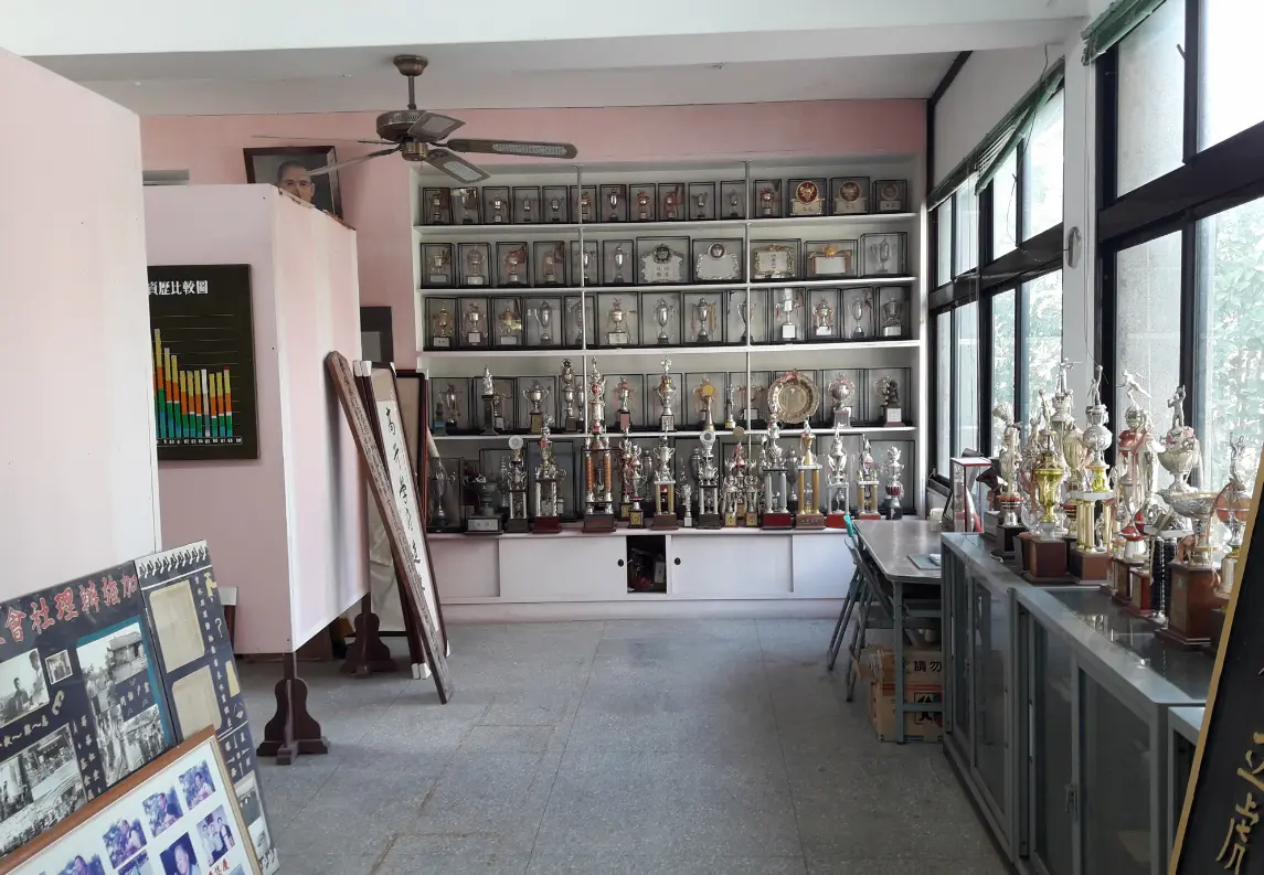 校史室一景。畫面正中櫃子底層藏有許多獎盃、獎牌。（筆者2021年2月攝）